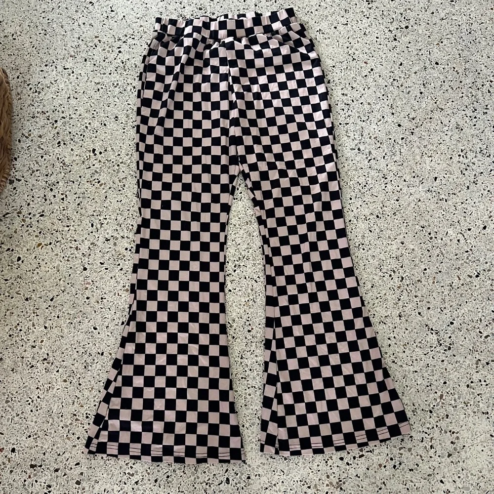 Checkered flare leggings size large - Picture 2 of 5
